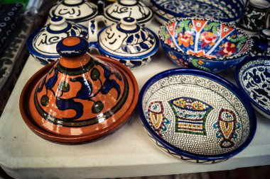 Hebron, Batı Şeria, 9 Şubat 2026 Geleneksel El Sanatları ve Hediyelik Eşyalar Eski El Hali 'ndeki bir dükkanda sergilendi. İbrahim 'in tarihi şehrindeki yerel kültür ve dayanıklılığa bir göz atalım..