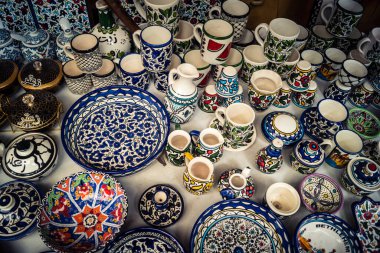 Hebron, Batı Şeria, 9 Şubat 2026 Geleneksel El Sanatları ve Hediyelik Eşyalar Eski El Hali 'ndeki bir dükkanda sergilendi. İbrahim 'in tarihi şehrindeki yerel kültür ve dayanıklılığa bir göz atalım..