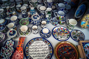 Hebron, Batı Şeria, 9 Şubat 2026 Geleneksel El Sanatları ve Hediyelik Eşyalar Eski El Hali 'ndeki bir dükkanda sergilendi. İbrahim 'in tarihi şehrindeki yerel kültür ve dayanıklılığa bir göz atalım..