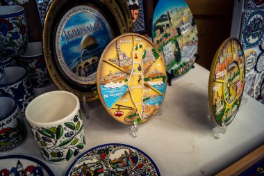 Hebron, Batı Şeria, 9 Şubat 2026 Geleneksel El Sanatları ve Hediyelik Eşyalar Eski El Hali 'ndeki bir dükkanda sergilendi. İbrahim 'in tarihi şehrindeki yerel kültür ve dayanıklılığa bir göz atalım..