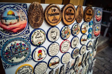 Hebron, Batı Şeria, 9 Şubat 2026 Geleneksel El Sanatları ve Hediyelik Eşyalar Eski El Hali 'ndeki bir dükkanda sergilendi. İbrahim 'in tarihi şehrindeki yerel kültür ve dayanıklılığa bir göz atalım..