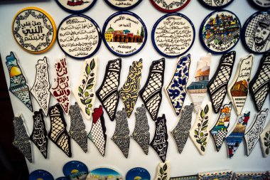 Hebron, Batı Şeria, 9 Şubat 2026 Geleneksel El Sanatları ve Hediyelik Eşyalar Eski El Hali 'ndeki bir dükkanda sergilendi. İbrahim 'in tarihi şehrindeki yerel kültür ve dayanıklılığa bir göz atalım..