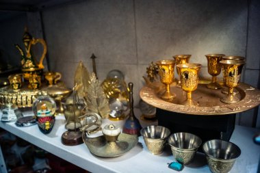 Hebron, Batı Şeria, 9 Şubat 2026 Geleneksel El Sanatları ve Hediyelik Eşyalar Eski El Hali 'ndeki bir dükkanda sergilendi. İbrahim 'in tarihi şehrindeki yerel kültür ve dayanıklılığa bir göz atalım..