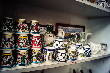 Hebron, Batı Şeria, 9 Şubat 2026 Geleneksel El Sanatları ve Hediyelik Eşyalar Eski El Hali 'ndeki bir dükkanda sergilendi. İbrahim 'in tarihi şehrindeki yerel kültür ve dayanıklılığa bir göz atalım..