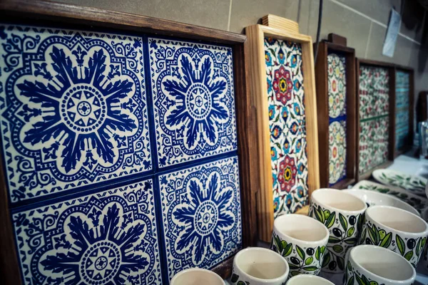 Hebron, Batı Şeria, 9 Şubat 2026 Geleneksel El Sanatları ve Hediyelik Eşyalar Eski El Hali 'ndeki bir dükkanda sergilendi. İbrahim 'in tarihi şehrindeki yerel kültür ve dayanıklılığa bir göz atalım..