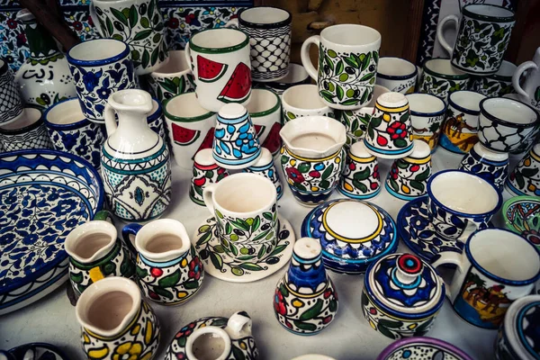 Hebron, Batı Şeria, 9 Şubat 2026 Geleneksel El Sanatları ve Hediyelik Eşyalar Eski El Hali 'ndeki bir dükkanda sergilendi. İbrahim 'in tarihi şehrindeki yerel kültür ve dayanıklılığa bir göz atalım..