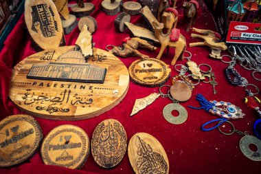 Hebron, Batı Şeria, 9 Şubat 2026 Geleneksel El Sanatları ve Hediyelik Eşyalar Eski El Hali 'ndeki bir dükkanda sergilendi. İbrahim 'in tarihi şehrindeki yerel kültür ve dayanıklılığa bir göz atalım..