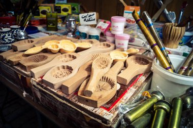 Hebron, Batı Şeria, 9 Şubat 2026 Geleneksel El Sanatları ve Hediyelik Eşyalar Eski El Hali 'ndeki bir dükkanda sergilendi. İbrahim 'in tarihi şehrindeki yerel kültür ve dayanıklılığa bir göz atalım..