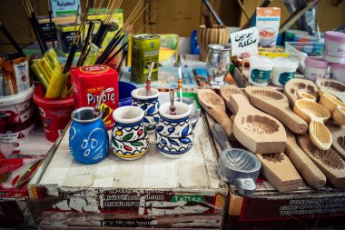 Hebron, Batı Şeria, 9 Şubat 2026 Geleneksel El Sanatları ve Hediyelik Eşyalar Eski El Hali 'ndeki bir dükkanda sergilendi. İbrahim 'in tarihi şehrindeki yerel kültür ve dayanıklılığa bir göz atalım..