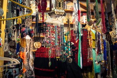 Hebron, Batı Şeria, 9 Şubat 2026 Geleneksel El Sanatları ve Hediyelik Eşyalar Eski El Hali 'ndeki bir dükkanda sergilendi. İbrahim 'in tarihi şehrindeki yerel kültür ve dayanıklılığa bir göz atalım..