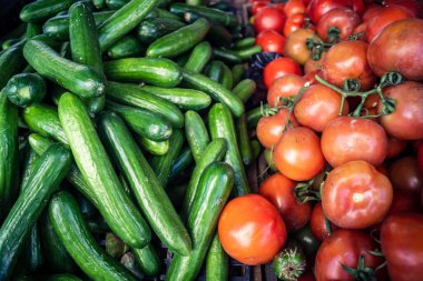 Hebron, Batı Şeria, Filistin - 12 Şubat 2026 Eski El Halil 'deki geleneksel bir sokak tezgahında taze sebzeler sergileniyor. Filistin topraklarında günlük ekonomik faaliyet ve ticaret.