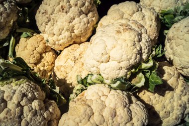 Hebron, Batı Şeria, Filistin - 12 Şubat 2026 Eski El Halil 'deki geleneksel bir sokak tezgahında taze sebzeler sergileniyor. Filistin topraklarında günlük ekonomik faaliyet ve ticaret.