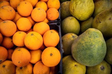 Hebron, Batı Şeria, Filistin - 12 Şubat 2026 Eski El Halil 'deki geleneksel pazarda satılık taze meyve sergisi. Filistin topraklarında günlük yaşam ve yerel ticaret.