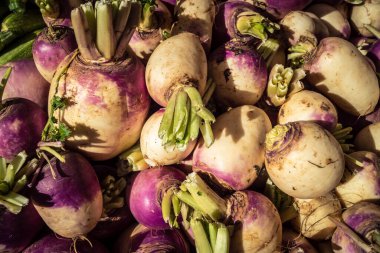 Hebron, Batı Şeria, Filistin - 12 Şubat 2026 Eski El Halil 'deki geleneksel bir sokak tezgahında taze sebzeler sergileniyor. Filistin topraklarında günlük ekonomik faaliyet ve ticaret.