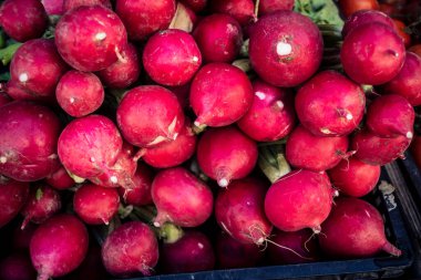 Hebron, Batı Şeria, Filistin - 12 Şubat 2026 Eski El Halil 'deki geleneksel bir sokak tezgahında taze sebzeler sergileniyor. Filistin topraklarında günlük ekonomik faaliyet ve ticaret.