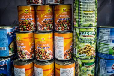 Hebron, Batı Şeria, Filistin - 12 Şubat 2026 çeşitli tüketici malları ve günlük erzakları El Halil 'deki yerel bir mağazanın raflarında sergilendi. Filistin topraklarında ticaret ve ekonomi.