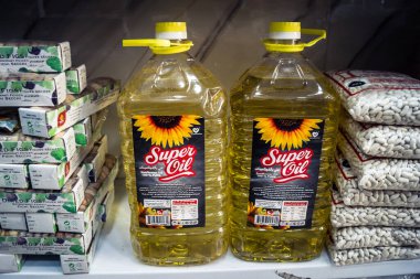 Hebron, Batı Şeria, Filistin - 12 Şubat 2026 çeşitli tüketici malları ve günlük erzakları El Halil 'deki yerel bir mağazanın raflarında sergilendi. Filistin topraklarında ticaret ve ekonomi.