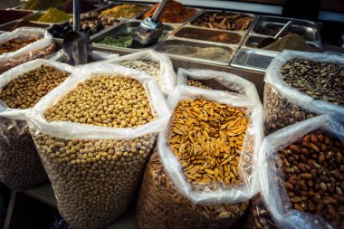 Hebron, Batı Şeria, Filistin - 12 Şubat 2026 El Halil 'deki geleneksel bir pazarda satılığa çıkarılmış çeşitli meyve ve fındıklar. Filistin topraklarında yerel ticaret ve ekonomi.