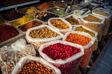 Hebron, Batı Şeria, Filistin - 12 Şubat 2026 El Halil 'deki geleneksel bir pazarda satılığa çıkarılmış çeşitli meyve ve fındıklar. Filistin topraklarında yerel ticaret ve ekonomi.