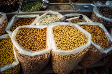 Hebron, Batı Şeria, Filistin - 12 Şubat 2026 El Halil 'deki geleneksel bir pazarda satılığa çıkarılmış çeşitli meyve ve fındıklar. Filistin topraklarında yerel ticaret ve ekonomi.