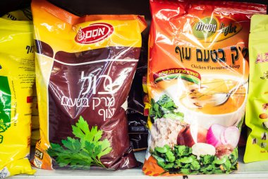 Hebron, Batı Şeria, Filistin - 12 Şubat 2026 çeşitli tüketici malları ve günlük erzakları El Halil 'deki yerel bir mağazanın raflarında sergilendi. Filistin topraklarında ticaret ve ekonomi.