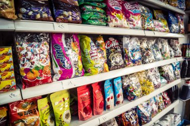 Hebron, Batı Şeria, Filistin - 12 Şubat 2026 çeşitli tüketici malları ve günlük erzakları El Halil 'deki yerel bir mağazanın raflarında sergilendi. Filistin topraklarında ticaret ve ekonomi.