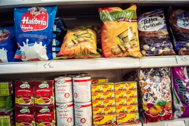 Hebron, Batı Şeria, Filistin - 12 Şubat 2026 çeşitli tüketici malları ve günlük erzakları El Halil 'deki yerel bir mağazanın raflarında sergilendi. Filistin topraklarında ticaret ve ekonomi.