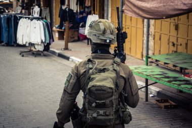 Hebron, Batı Şeria, Filistin 14 Şubat 2026 İsrail askeri kuvvetleri yerleşimcileri korumak ve korumak için karada. El Halil 'in yüksek gerilimli kentsel bölgesinde devam eden güvenlik görevi ve devriye.