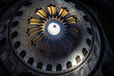 JERUSALEM, ISRAEL - 16 Şubat 2026 İlahi doğal güneş ışını ana kubbenin okülüsünden karanlığı delip geçiyor, Kutsal Mezar Bazilikası. Mistik atmosfer ve olağanüstü ruhsal vizyon.