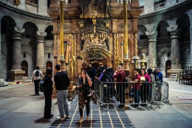 JERUSALEM, ISRAEL - 16 Şubat 2026 Hristiyan hacıların Aedicule önünde kuyruğu, İsa 'nın Kutsal Mezar' daki mezarının bulunduğu şapel. Sabır ve bağlılık anı