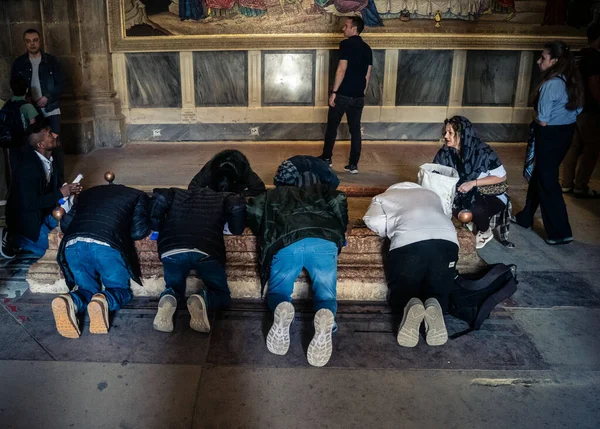 JERUSALEM, ISRAEL - 16 Şubat 2026 Kutsal Mezar Bazilikası 'nın kutsal kireç taşı etrafında toplanan hacıların geniş iç görünüşü. İnancın kalbinde büyük bir sahne.