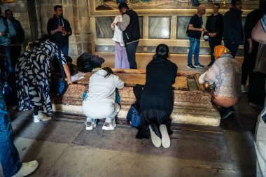 JERUSALEM, ISRAEL - 16 Şubat 2026 Çeşitli küresel Hıristiyan mezhepleri Kutsal Mezar Kilisesi 'nde toplandı. İnanç birliği, kültürel çeşitlilik ve eşsiz bir dini coşku..