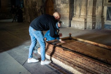 JERUSALEM, ISRAEL - 16 Şubat 2026 Çeşitli küresel Hıristiyan mezhepleri Kutsal Mezar Kilisesi 'nde toplandı. İnanç birliği, kültürel çeşitlilik ve eşsiz bir dini coşku..