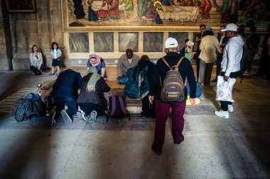 JERUSALEM, ISRAEL - 16 Şubat 2026 Çeşitli küresel Hıristiyan mezhepleri Kutsal Mezar Kilisesi 'nde toplandı. İnanç birliği, kültürel çeşitlilik ve eşsiz bir dini coşku..