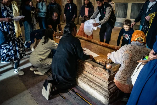 JERUSALEM, ISRAEL - 16 Şubat 2026 Çeşitli küresel Hıristiyan mezhepleri Kutsal Mezar Kilisesi 'nde toplandı. İnanç birliği, kültürel çeşitlilik ve eşsiz bir dini coşku..