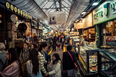 Kudüs, İsrail - 17 Şubat 2026 Mahane Yehuda 'da Yaşam ve Hareket, bu ikonik ve otantik yerde yerel kalabalığı, çeşitli karakterleri ve canlı şehir enerjisini gözler önüne seriyor..