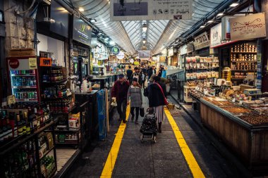 Kudüs, İsrail - 17 Şubat 2026 Mahane Yehuda 'nın tarihi sokaklarında yürüyüş, bu ikonik ve otantik yerin hareketli ruhlarını, işlek caddelerini ve kentsel mimarisini gözler önüne seriyor..