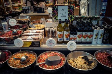 Kudüs, İsrail - 17 Şubat 2026 Mahane Yehuda 'da geleneksel dükkanların keşfi, bu ikonik bölgenin tarihi geçitlerinde renkli cepheler ve sanatsal görüntüler sergiliyor..