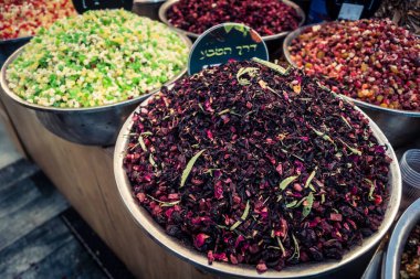 Kudüs, İsrail - 17 Şubat 2026 Mahane Yehuda Pazarı 'nda geleneksel kurutulmuş meyve, sebze ve çiçeklerin keşfi, bu ikonik kent bölgesinde canlı renkler ve dokular sergileniyor.