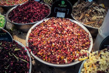 Kudüs, İsrail - 17 Şubat 2026 Mahane Yehuda Pazarı 'nda geleneksel kurutulmuş meyve, sebze ve çiçeklerin keşfi, bu ikonik kent bölgesinde canlı renkler ve dokular sergileniyor.