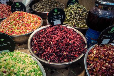 Kudüs, İsrail - 17 Şubat 2026 Mahane Yehuda Pazarı 'nda geleneksel kurutulmuş meyve, sebze ve çiçeklerin keşfi, bu ikonik kent bölgesinde canlı renkler ve dokular sergileniyor.