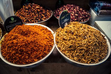 Kudüs, İsrail - 17 Şubat 2026 Mahane Yehuda Pazarı 'nda geleneksel kurutulmuş meyve, sebze ve çiçeklerin keşfi, bu ikonik kent bölgesinde canlı renkler ve dokular sergileniyor.