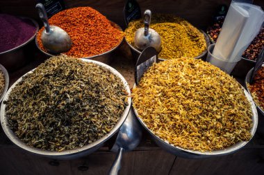 Kudüs, İsrail - 17 Şubat 2026 Mahane Yehuda Pazarı 'nda geleneksel kurutulmuş meyve, sebze ve çiçeklerin keşfi, bu ikonik kent bölgesinde canlı renkler ve dokular sergileniyor.