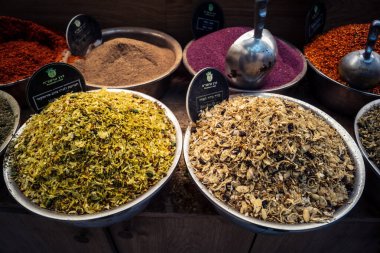 Kudüs, İsrail - 17 Şubat 2026 Mahane Yehuda Pazarı 'nda geleneksel kurutulmuş meyve, sebze ve çiçeklerin keşfi, bu ikonik kent bölgesinde canlı renkler ve dokular sergileniyor.