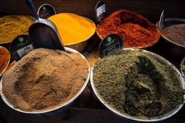 Kudüs, İsrail - 17 Şubat 2026 Mahane Yehuda Pazarı 'nda geleneksel baharatların keşfi, canlı renkler, egzotik dokular ve bu ikonik kentsel konumda aşçılık mirası sergileniyor.