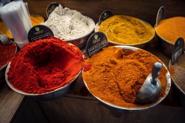 Kudüs, İsrail - 17 Şubat 2026 Mahane Yehuda Pazarı 'nda geleneksel baharatların keşfi, canlı renkler, egzotik dokular ve bu ikonik kentsel konumda aşçılık mirası sergileniyor.