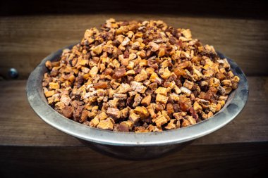 Kudüs, İsrail - 17 Şubat 2026 Mahane Yehuda Pazarı 'nda geleneksel kurutulmuş meyve, sebze ve çiçeklerin keşfi, bu ikonik kent bölgesinde canlı renkler ve dokular sergileniyor.