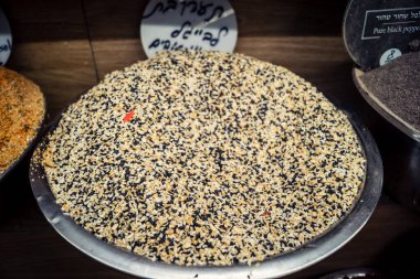 Kudüs, İsrail - 17 Şubat 2026 Mahane Yehuda Pazarı 'nda geleneksel baharatların keşfi, canlı renkler, egzotik dokular ve bu ikonik kentsel konumda aşçılık mirası sergileniyor.