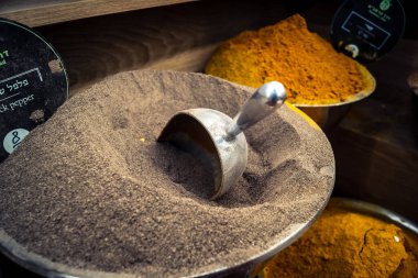 Kudüs, İsrail - 17 Şubat 2026 Mahane Yehuda Pazarı 'nda geleneksel baharatların keşfi, canlı renkler, egzotik dokular ve bu ikonik kentsel konumda aşçılık mirası sergileniyor.