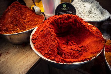 Kudüs, İsrail - 17 Şubat 2026 Mahane Yehuda Pazarı 'nda geleneksel baharatların keşfi, canlı renkler, egzotik dokular ve bu ikonik kentsel konumda aşçılık mirası sergileniyor.